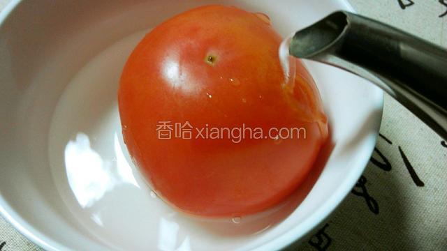 番茄用开水烫两分钟，将皮剥掉