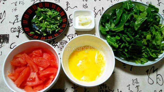 番茄切片，菠菜切段，鸡蛋打散，葱切花，香菜切小段