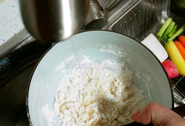 水龙头呈滴水状，滴入面粉中，用筷子搅拌