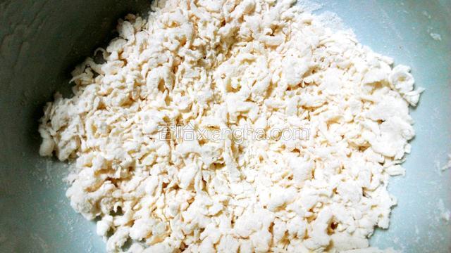 将面粉拌成小疙瘩状