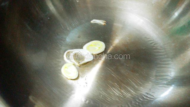 锅里油烧热，放入葱炒香