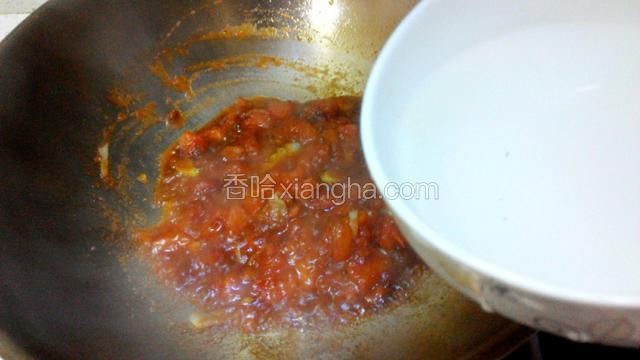 番茄炒出沙，加入开水