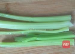 蜂蜜牛奶芹菜汁的做法图解2