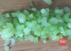 蜂蜜牛奶芹菜汁的做法图解3