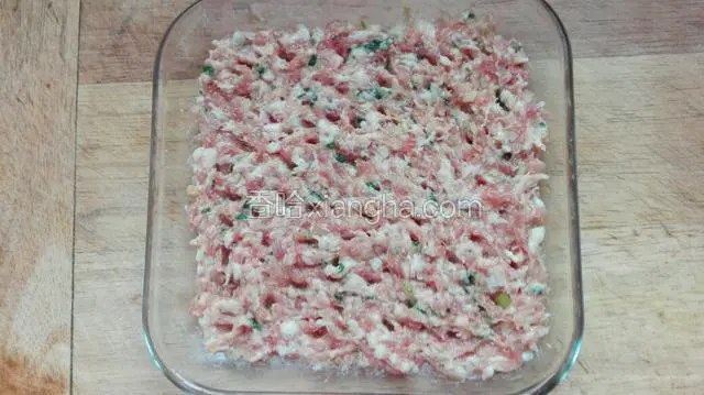 铺好以后用筷子均匀地在其上面扎上小孔。