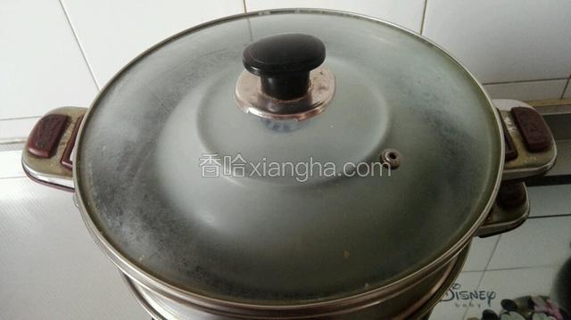 扣上盘子，大火蒸十五分钟。