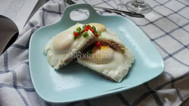 装点上红辣椒碎和香葱碎，简单易制作，鲜美的【肉饼蒸蛋】就制作完成了。
