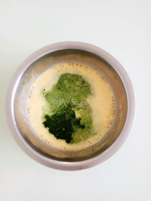 将菠菜汁加入到搅拌好的蛋黄液中！
