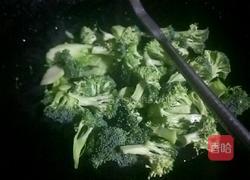 西兰花炒腊肉的做法图解1