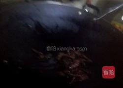 西兰花炒腊肉的做法图解3