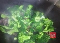 西兰花炒腊肉的做法图解4