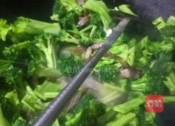 西兰花炒腊肉的做法图解5