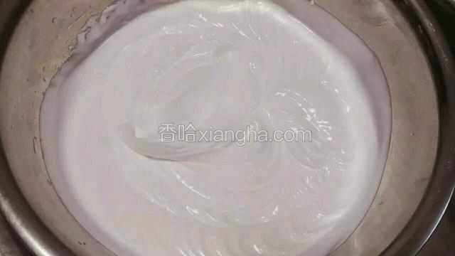 100克淡奶油加入10克白糖，打发八分发至有明显纹路即可