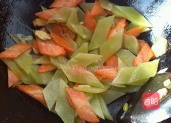 胡萝卜青笋木耳炒肉片的做法图解7