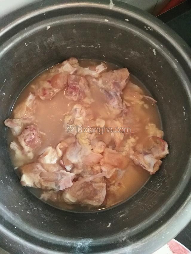 把鸡叉骨洗干净，用炸鸡粉腌制30分钟