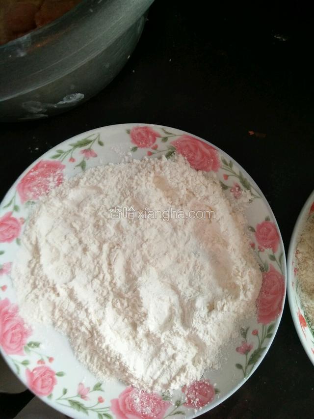 准备生粉和面粉掺均匀，把鸡叉骨放掺均匀的面粉生粉里裹一层，