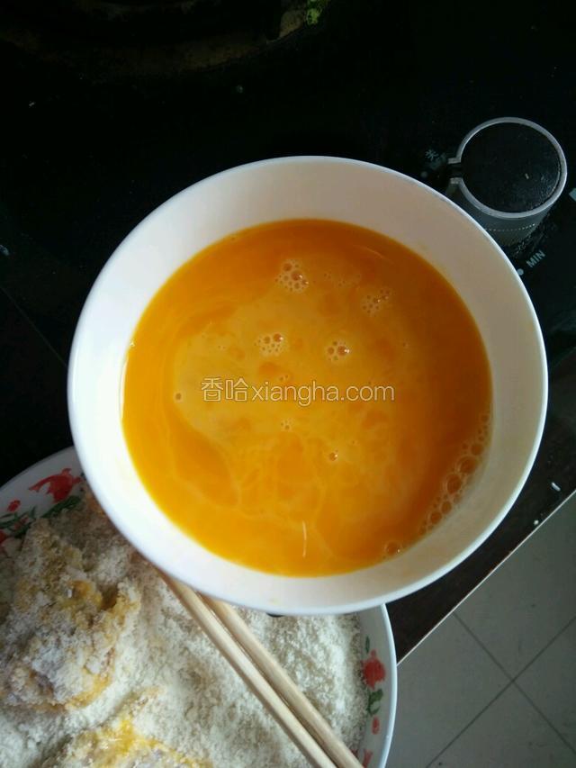 裹均匀以后，在吧鸡叉骨放到鸡蛋里沾一层蛋液