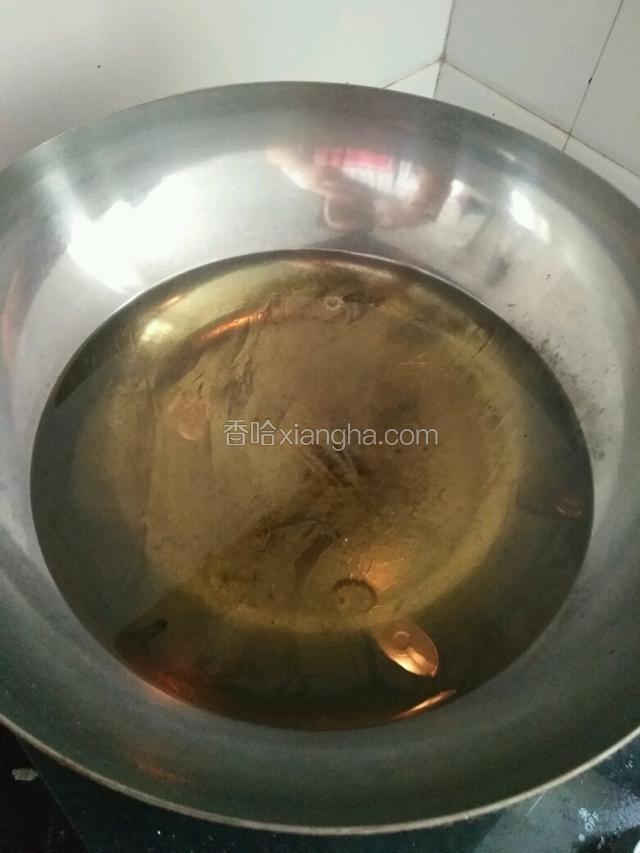 锅内加入油，烧至8 成热，放入鸡叉炸