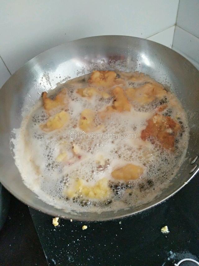 油完全热了以后一定要用小火慢慢的炸，大火容易外面熟了，里面不熟