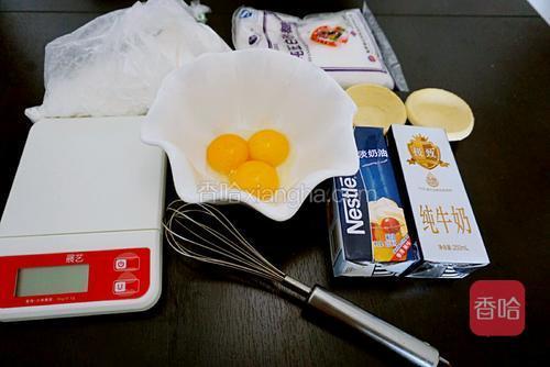 准备好食材、手动打蛋器和烘焙秤。