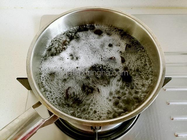 锅中水烧开，放入木耳焯水。