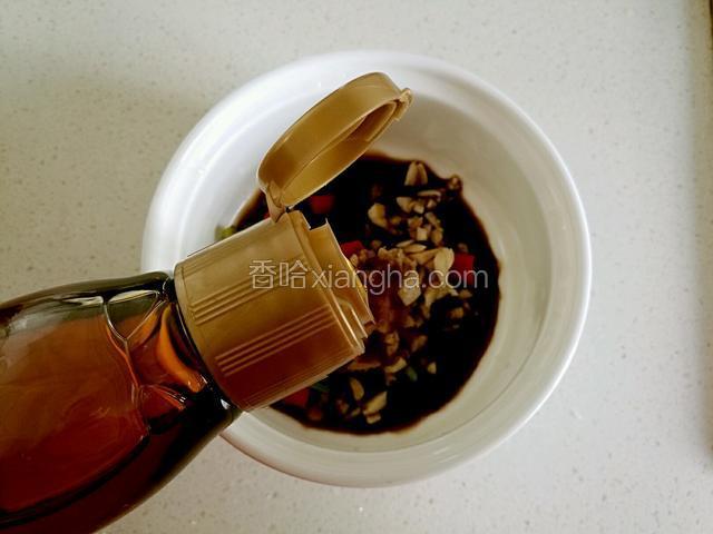 加入鲜味酱油，香油。