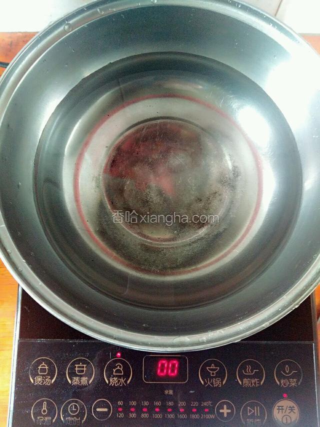 锅中放进适量水烧沸腾。