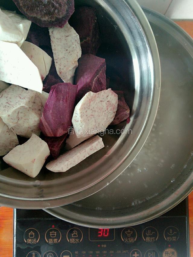 10分钟后，倒进芋头和紫薯煮3.4分钟。