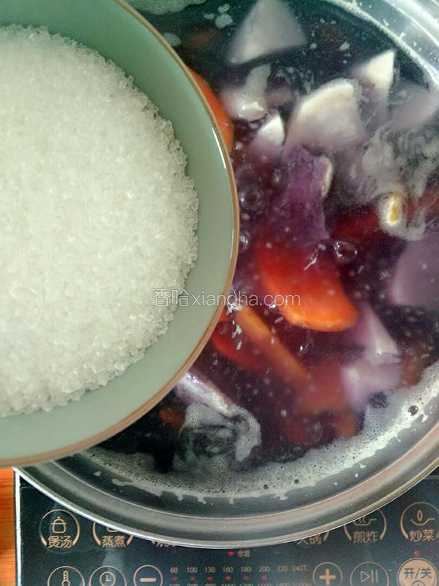 倒进糖，煮至东西全熟。