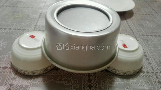 出炉倒扣网架或者像我一样扣在碗边上，为的不破坏表面！