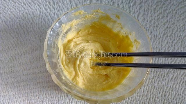 再往软化的黄油中倒入备好的绵白糖，搅拌均匀。