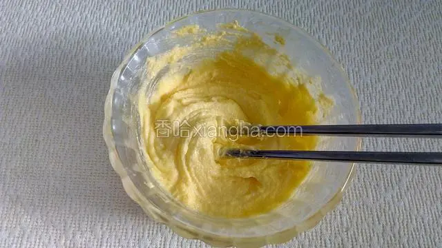 再往软化的黄油中倒入备好的绵白糖，搅拌均匀。