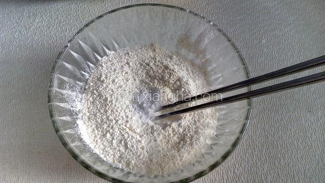 加入泡打粉和盐，搅拌均匀。