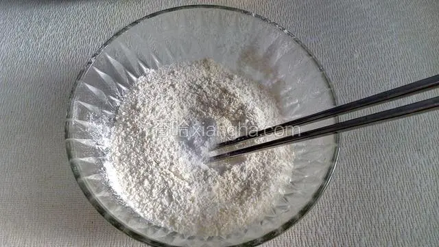 加入泡打粉和盐，搅拌均匀。