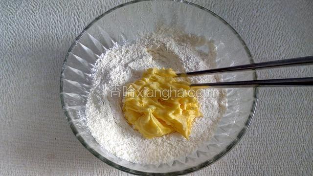 倒入已软化好的黄油。