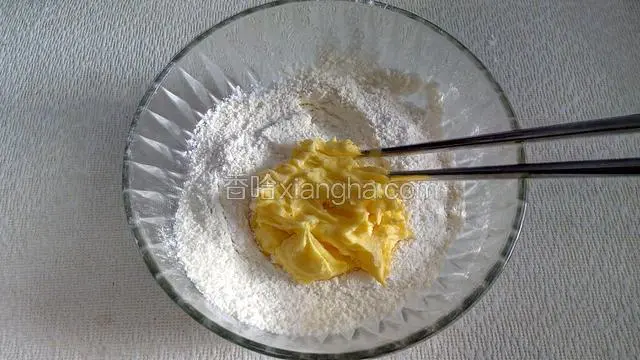 倒入已软化好的黄油。