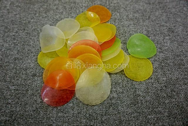 准备好从超市买的五彩虾片。