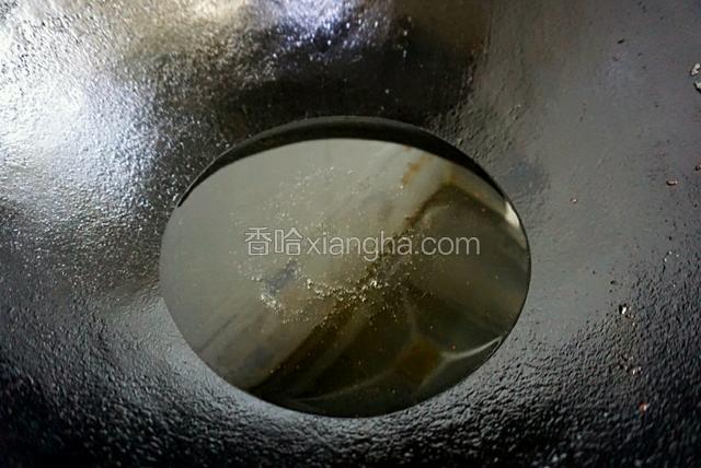 在锅中倒上适量油，加热，炸制虾片的油尽量热一些。