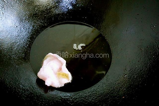 用一个测试一下油温，如果虾片进入油锅内能迅速膨胀，这个油温就是合适的。