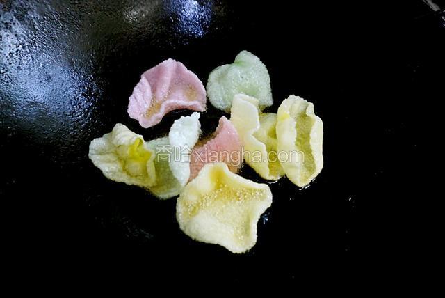 油温适合之后，放入虾片，膨胀后迅速捞起。