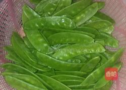 荷兰豆炒香肠的做法图解2