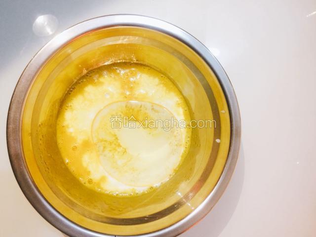 加入牛奶和玉米油，继续搅拌均匀，让蛋黄充分乳化