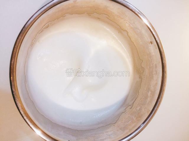 继续中高速打至泡沫更加细腻且开始出现纹路，加入剩下的1/3糖