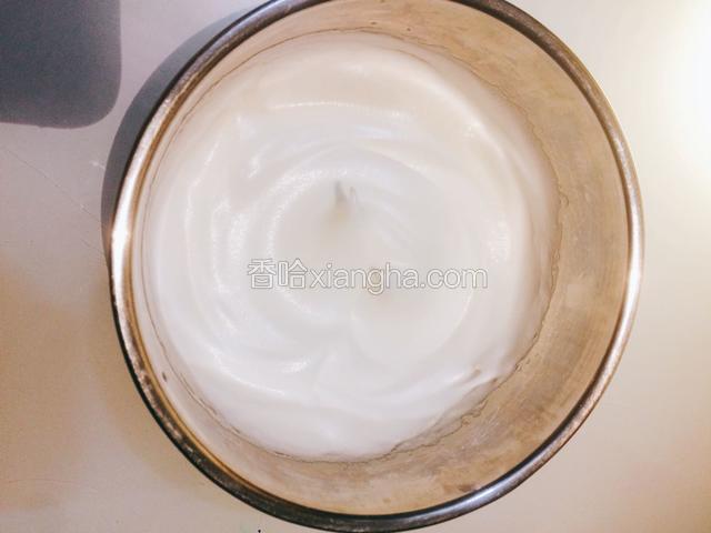 继续打至纹路更加清晰，轻轻提起打蛋器有短小的尖角时就可以了。
