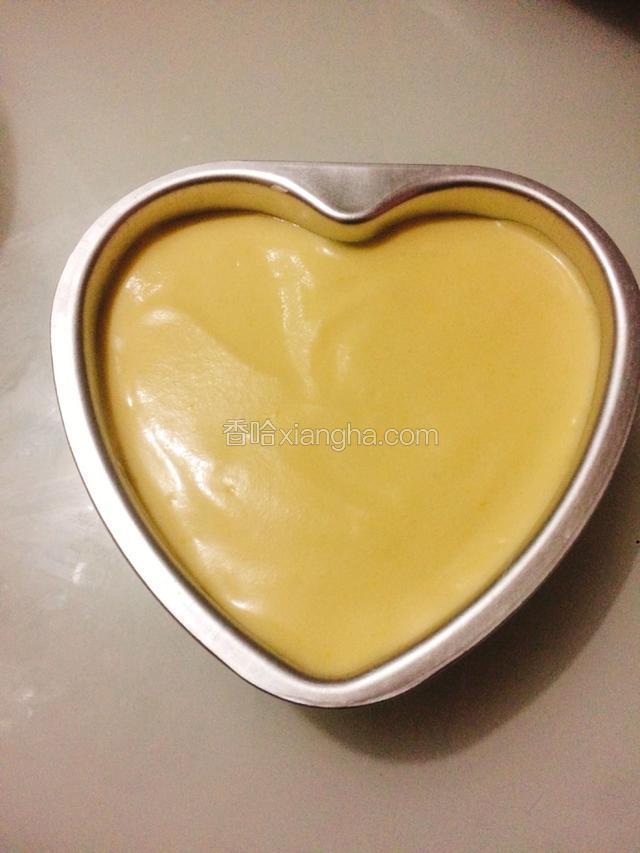 拌好的蛋糕糊倒入六寸的蛋糕模具中，用刮刀轻轻抹平表面，再震出气泡。