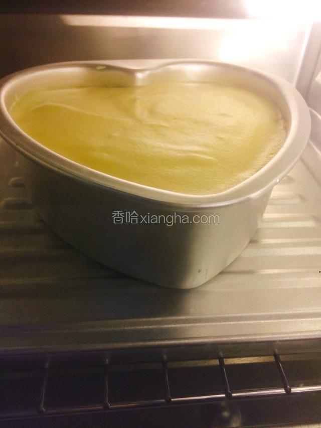 把模具放入预热好的烤箱145度烤50分钟。