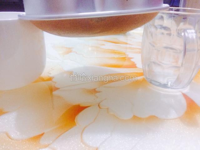 蛋糕烤好后先把里面的热气像震气泡一样震出来，再用架空的方式倒扣至凉。