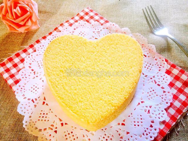 放凉后用手轻轻脱模，同尺寸的爱心模具比圆形模具容积要小一点，所以用爱心模具做出来的蛋糕一般会高出模具，记得倒扣时一定要用架空的方式。