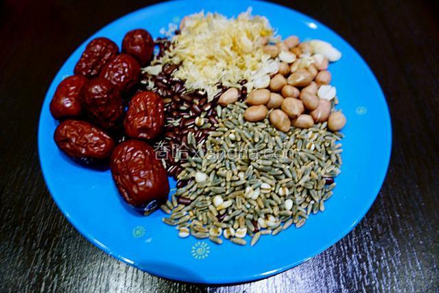 准备好以上食材，米和豆子清洗干净，银耳做成小碎块。