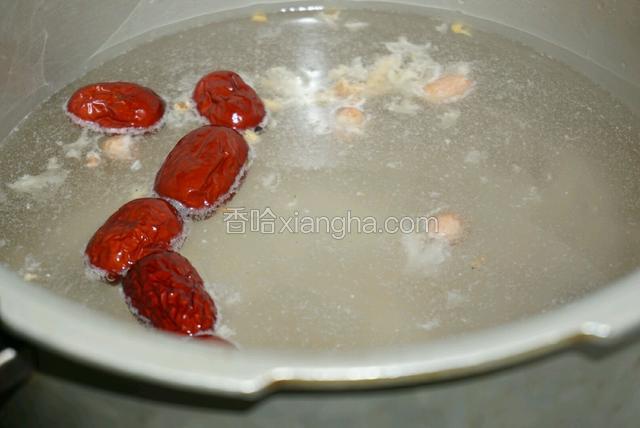 将高压锅中加入清水，放入除枸杞外的所有食材。